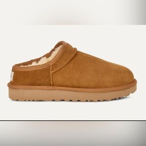 UGG women’s classic Slippers size 8